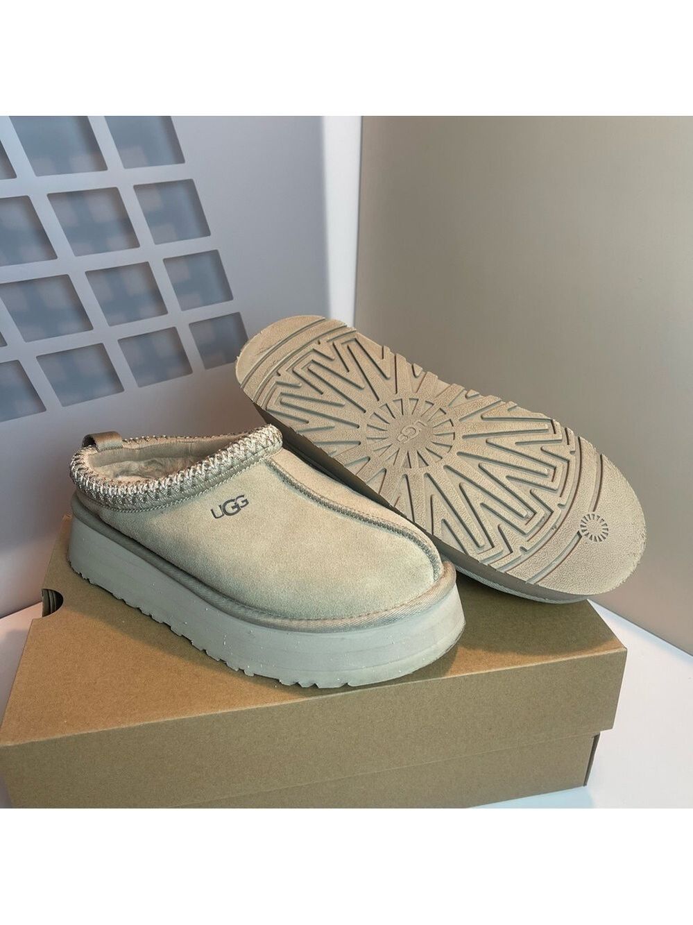 UGG Tazz Platform in Sand color. Scandi-Chic Neutral Slip-On / Mule Gen-Z Sz 8